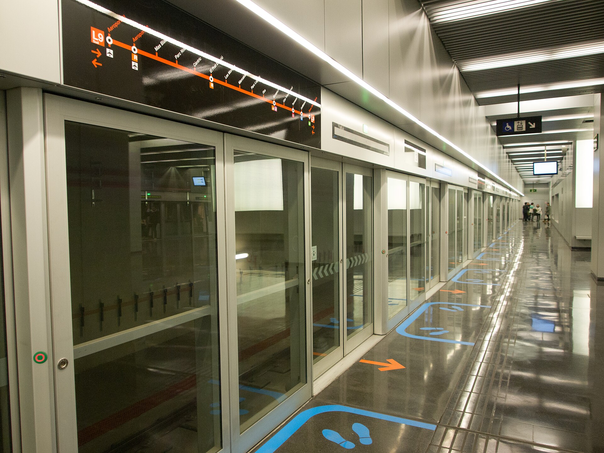 Platform screen doors and the L9 Sud line diagram at Barcelona airport metro station