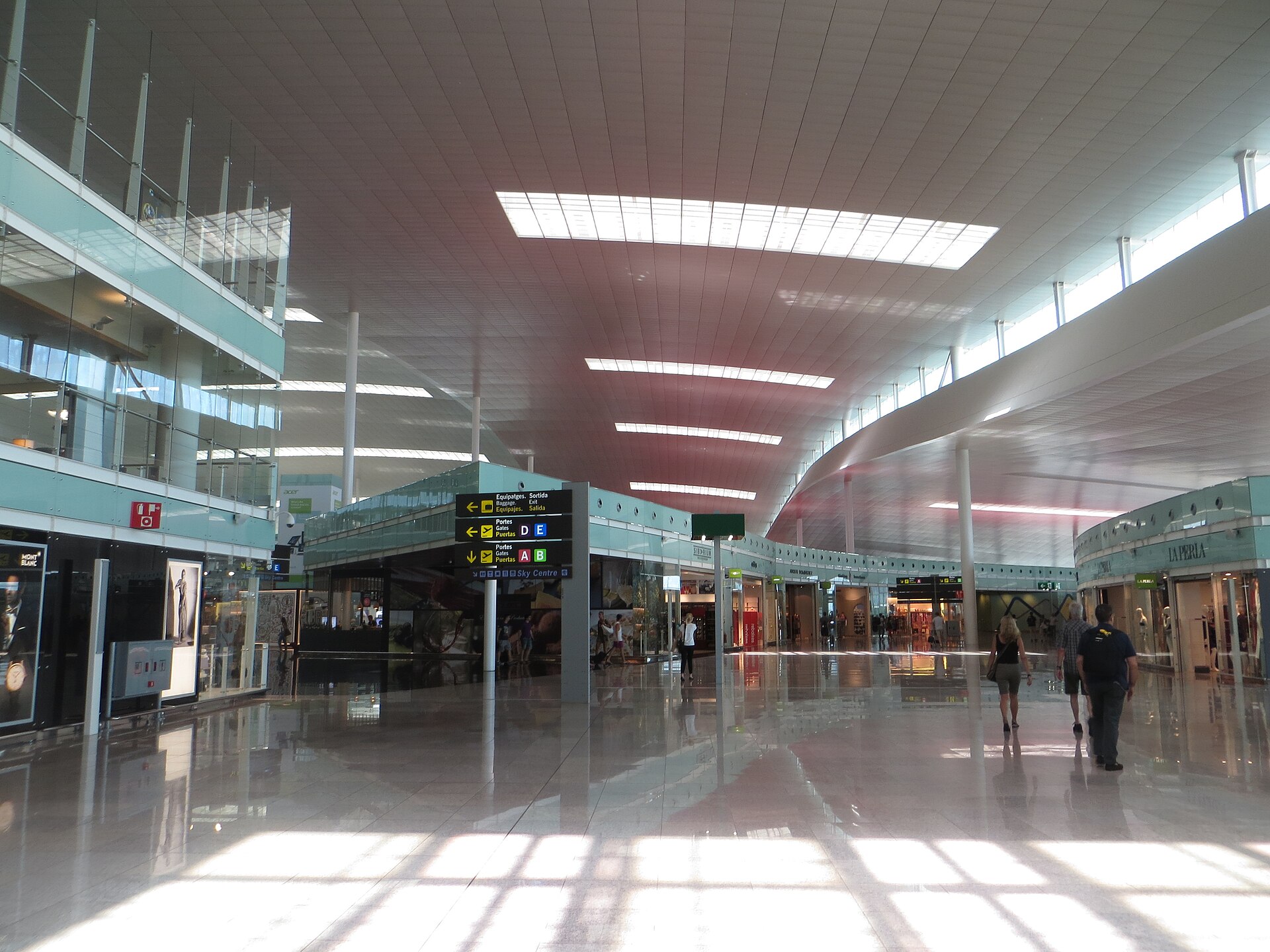 The wide retail concourse inside Terminal 1 at Barcelona El Prat airport